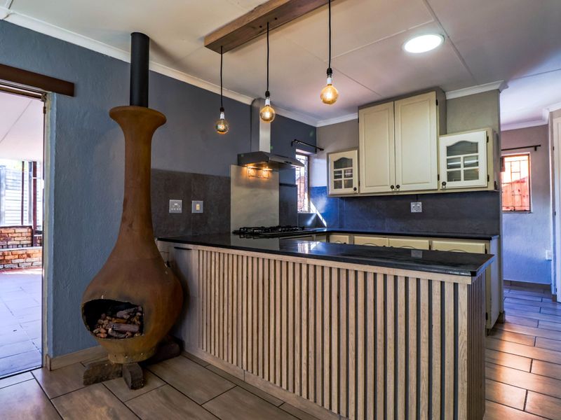Bidding to start from R1450 000! Live Auction! 4 Bedroom  Home in The Reeds! - Photo 10