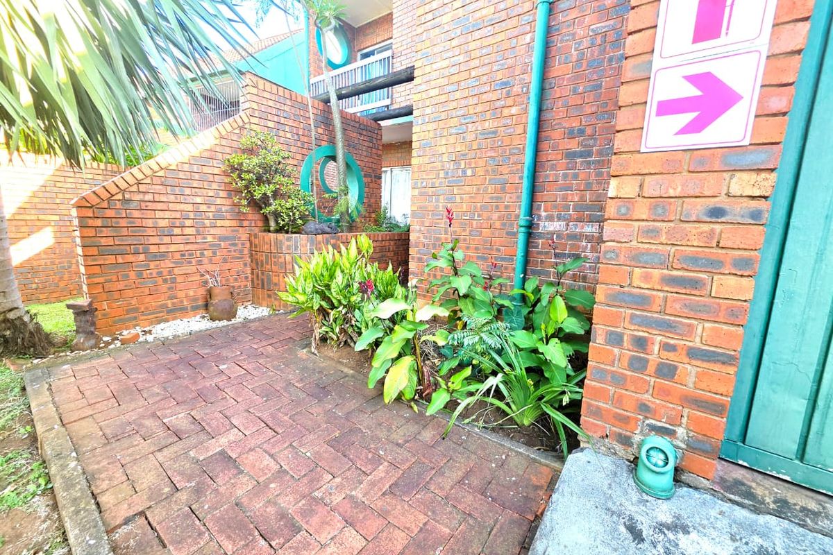 Modern 3 Bedroom Duplex in Secure Complex - Photo 2