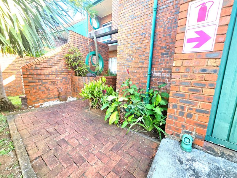 Modern 3 Bedroom Duplex in Secure Complex - Photo 2