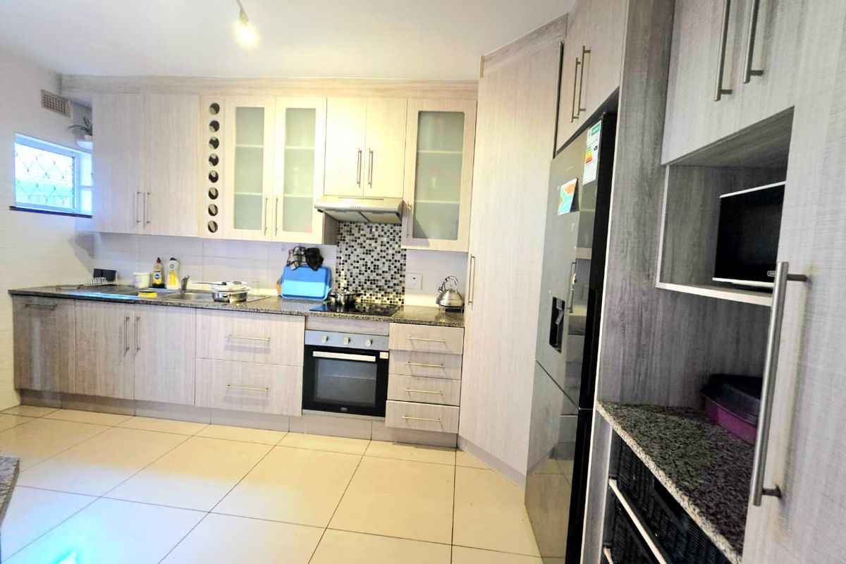 Modern 3 Bedroom Duplex in Secure Complex - Photo 5