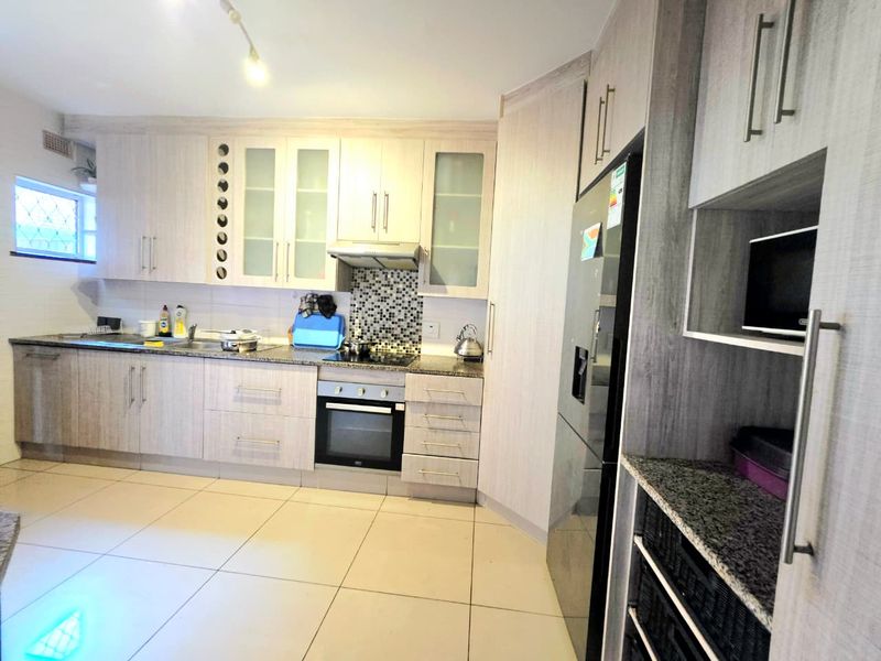 Modern 3 Bedroom Duplex in Secure Complex - Photo 5