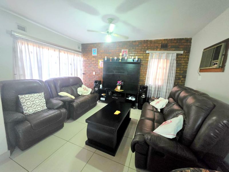 Modern 3 Bedroom Duplex in Secure Complex - Photo 7