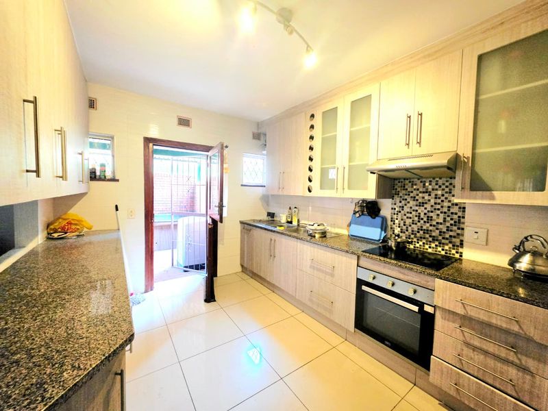 Modern 3 Bedroom Duplex in Secure Complex - Photo 6