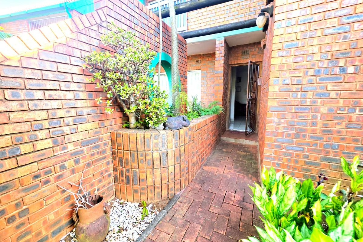 Modern 3 Bedroom Duplex in Secure Complex - Photo 3