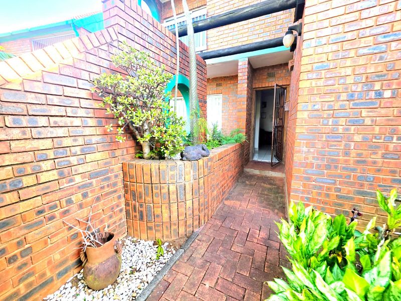 Modern 3 Bedroom Duplex in Secure Complex - Photo 3