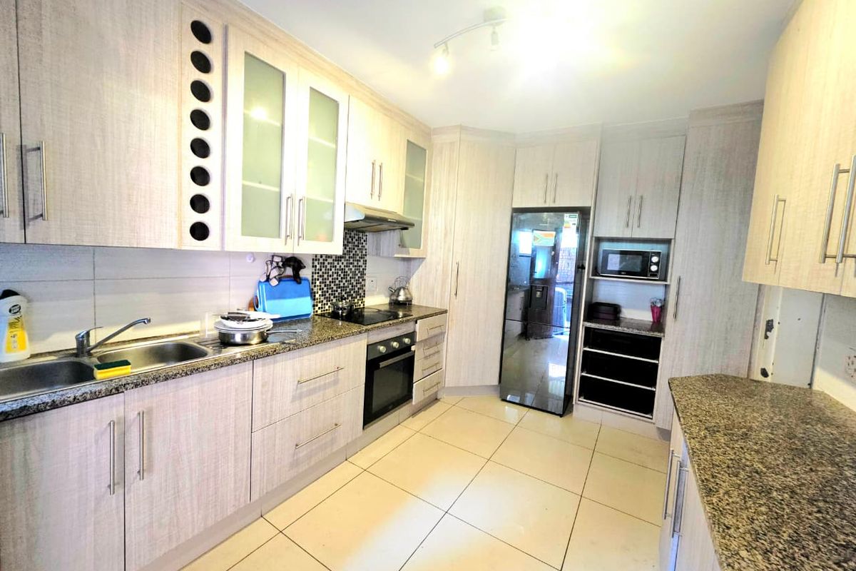 Modern 3 Bedroom Duplex in Secure Complex - Photo 4