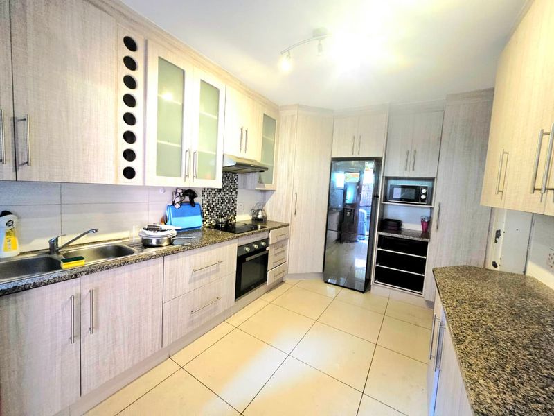 Modern 3 Bedroom Duplex in Secure Complex - Photo 4