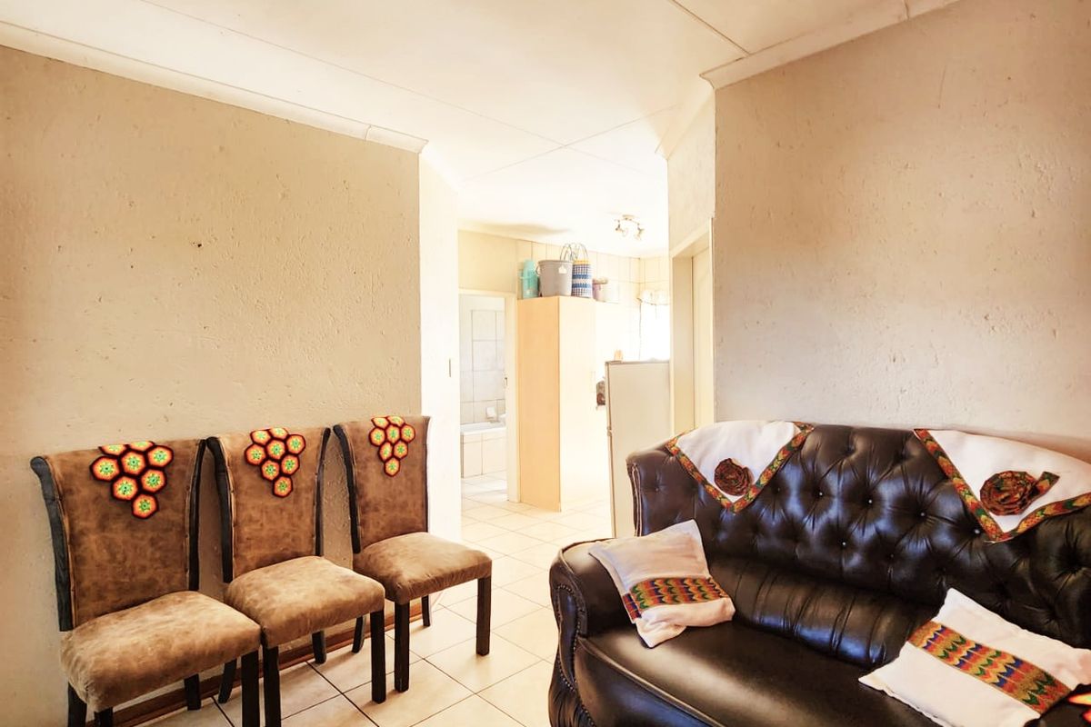 Comfortable & Convenient Apartment Living in Central Potchefstroom - Photo 3