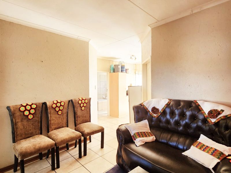 Comfortable & Convenient Apartment Living in Central Potchefstroom - Photo 3