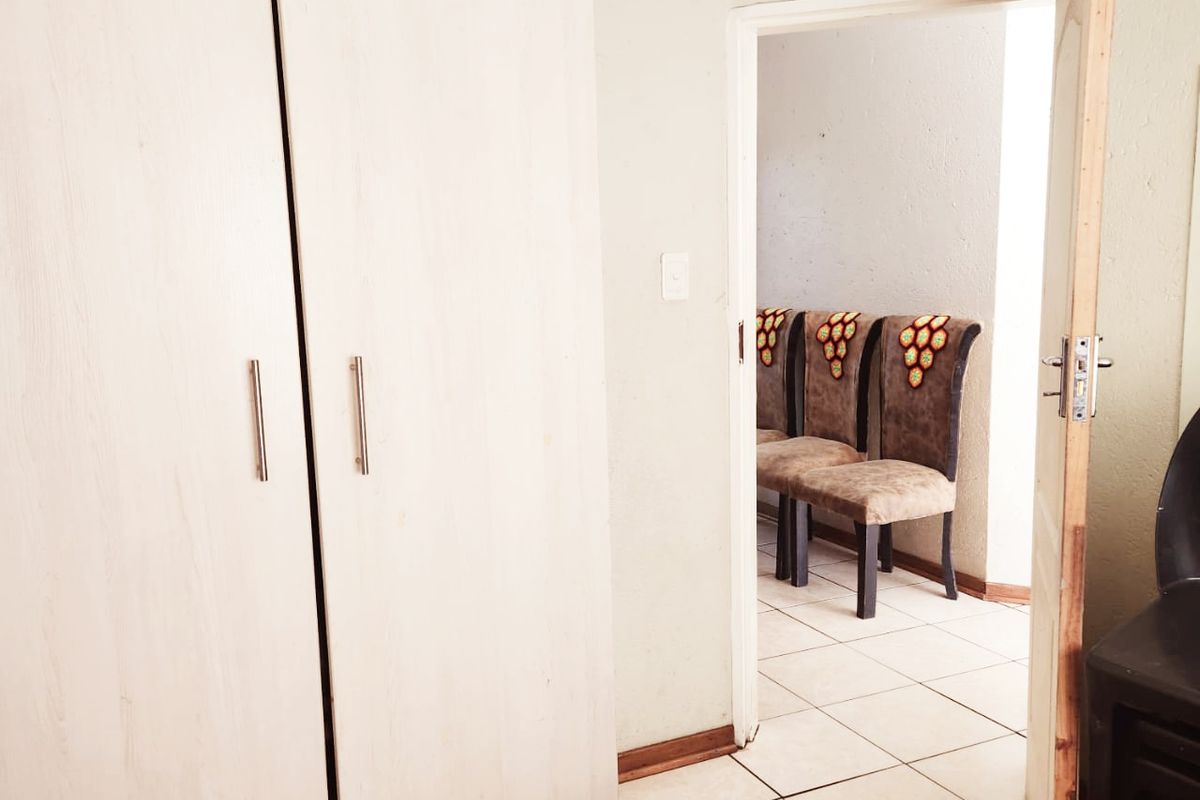 Comfortable & Convenient Apartment Living in Central Potchefstroom - Photo 5