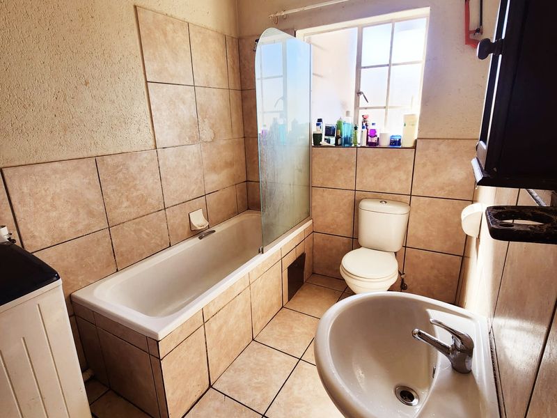 Comfortable & Convenient Apartment Living in Central Potchefstroom - Photo 8