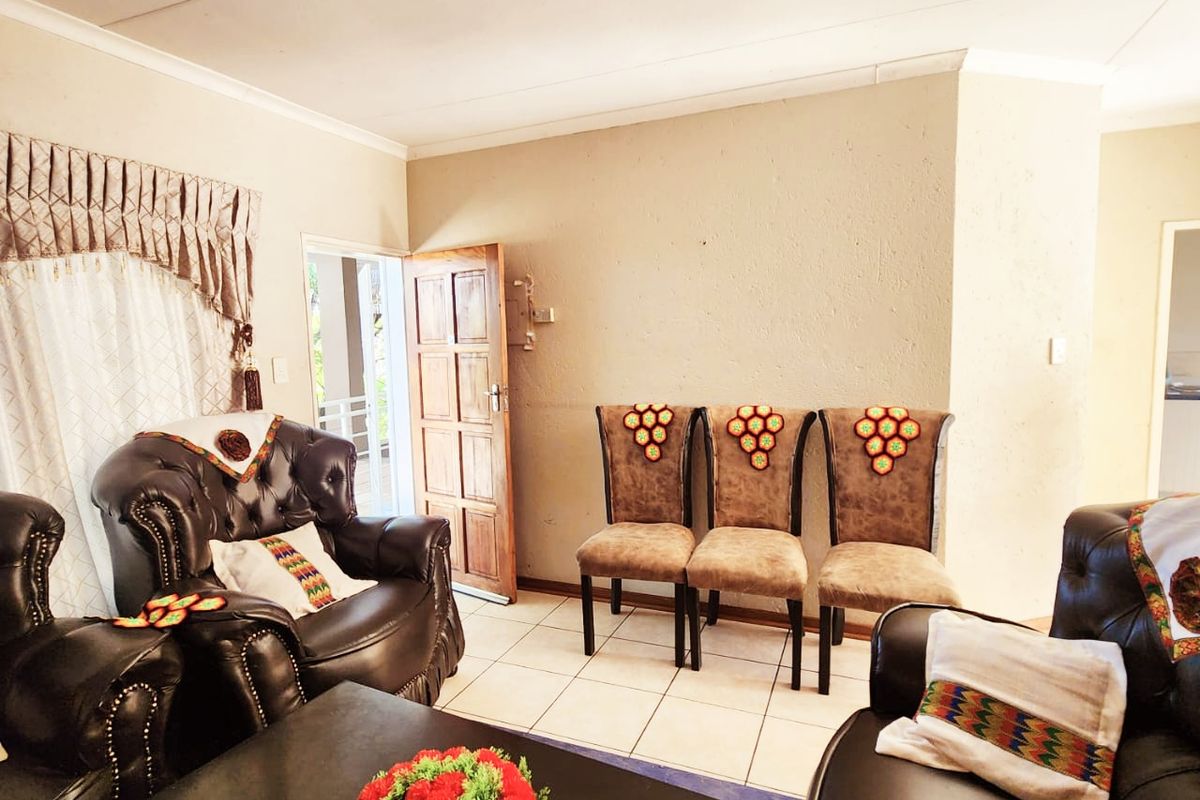 Comfortable & Convenient Apartment Living in Central Potchefstroom - Photo 2