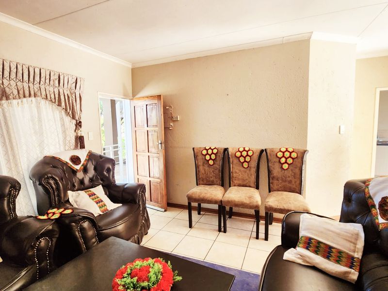 Comfortable & Convenient Apartment Living in Central Potchefstroom - Photo 2