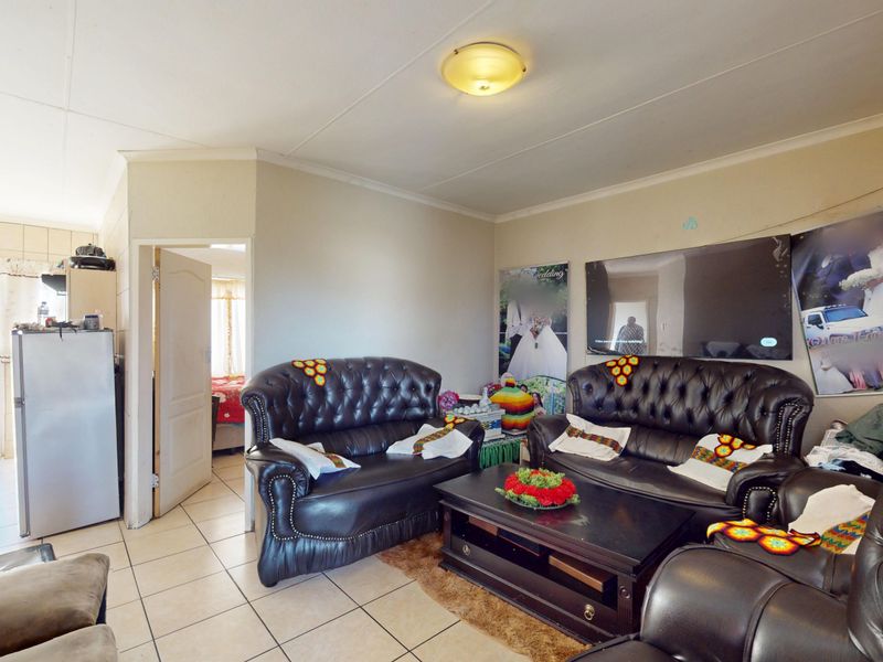 Comfortable & Convenient Apartment Living in Central Potchefstroom - Photo 2