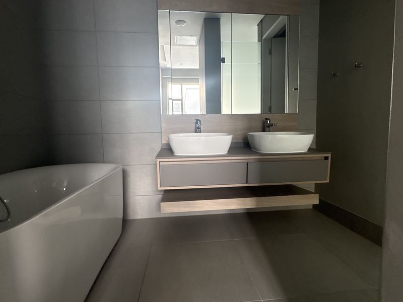 Executive Living Above the City- Starting bid from R4 599 999 online auction - Photo 9