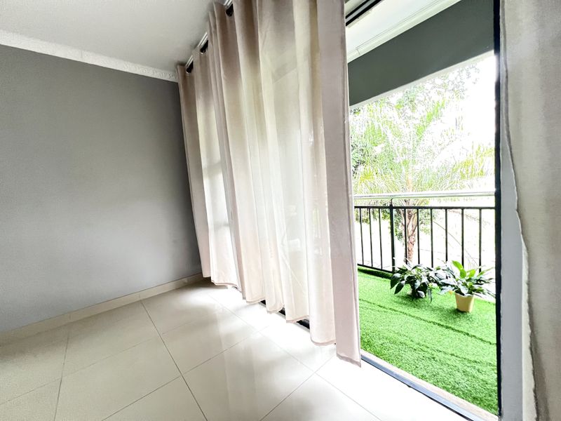 Morningside, 2 Bedroom Flat, 1 Parking For Sale - Photo 2