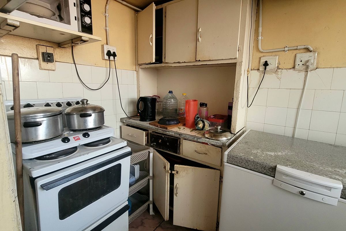 Investment - Spacious Bachelor Flat With Great Potential - Photo 2