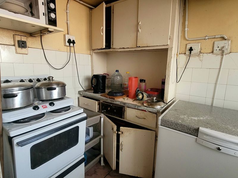 Investment - Spacious Bachelor Flat With Great Potential - Photo 2