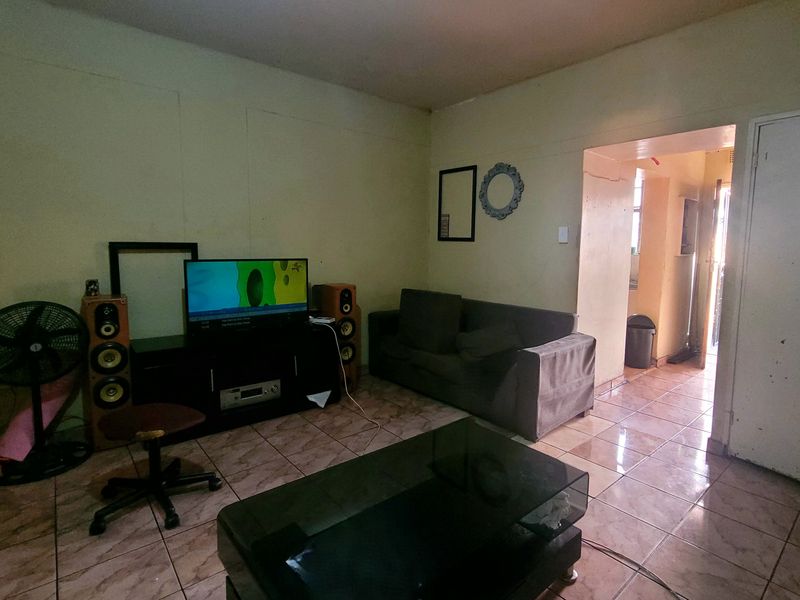 Investment - Spacious Bachelor Flat With Great Potential - Photo 9