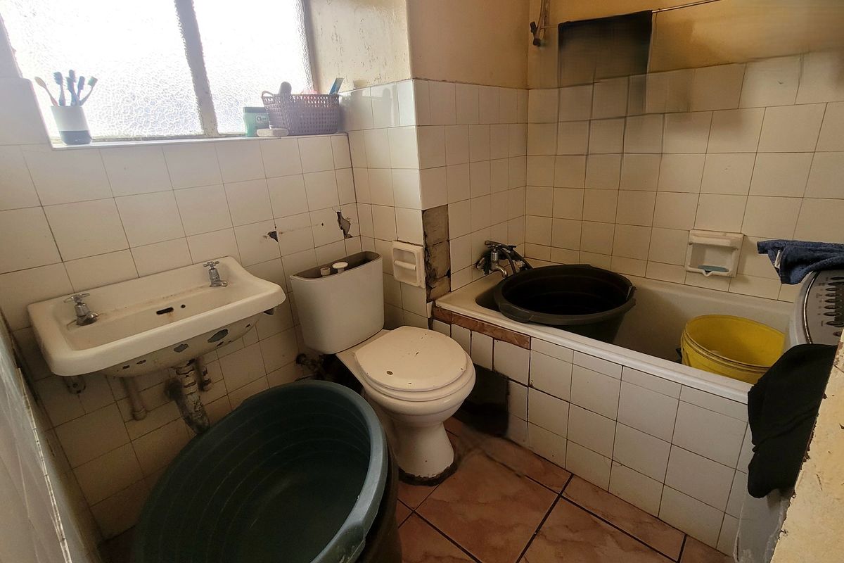 Investment - Spacious Bachelor Flat With Great Potential - Photo 3