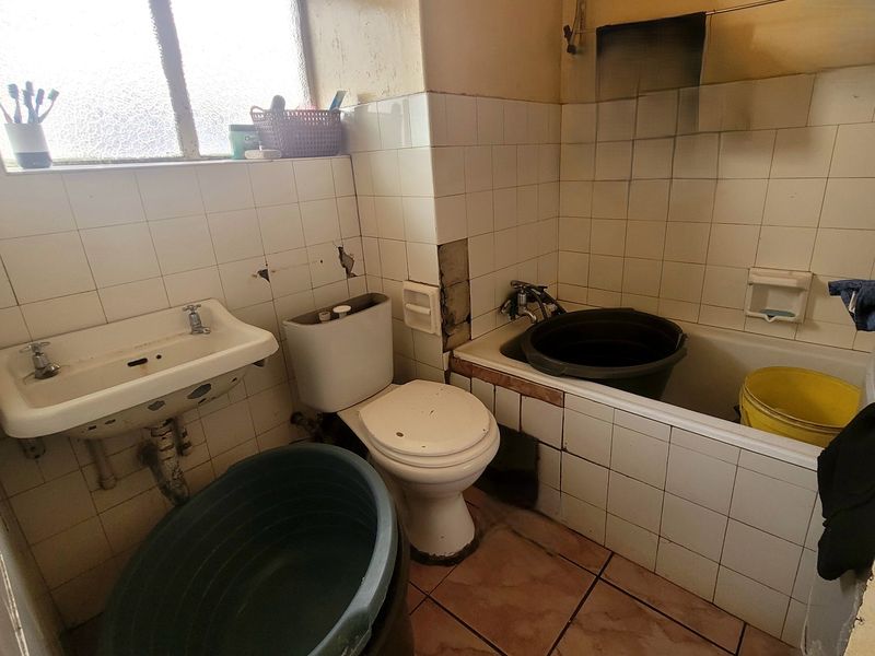Investment - Spacious Bachelor Flat With Great Potential - Photo 3