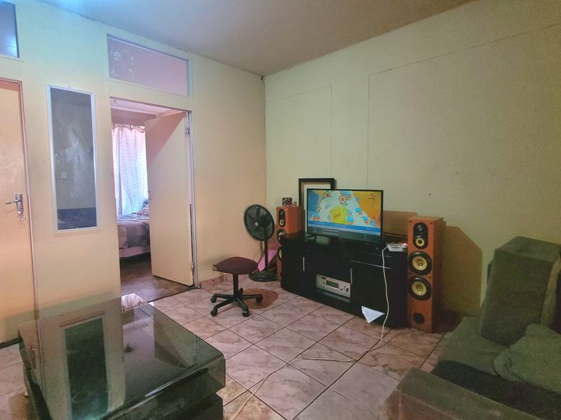Investment - Spacious Bachelor Flat With Great Potential - Photo 4