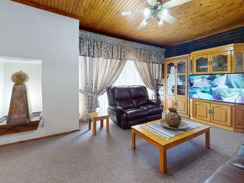 Live Luxury Non-Distressed Auction - Starting to bid from R1,199,000-00! - Photo 10