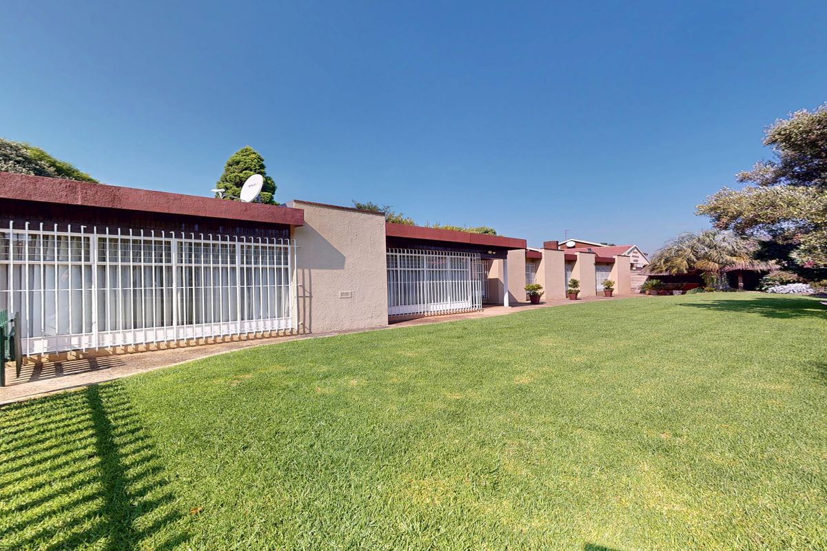 Live Luxury Non-Distressed Auction - Starting to bid from R1,199,000-00! - Photo 2