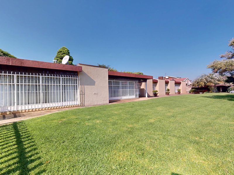 Live Luxury Non-Distressed Auction - Starting to bid from R1,199,000-00! - Photo 2