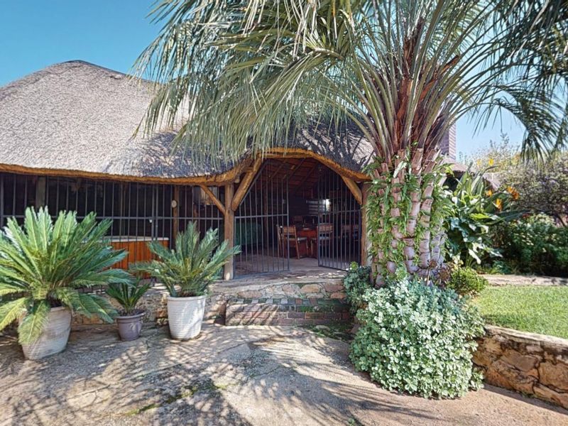 Live Luxury Non-Distressed Auction - Starting to bid from R1,199,000-00! - Photo 4