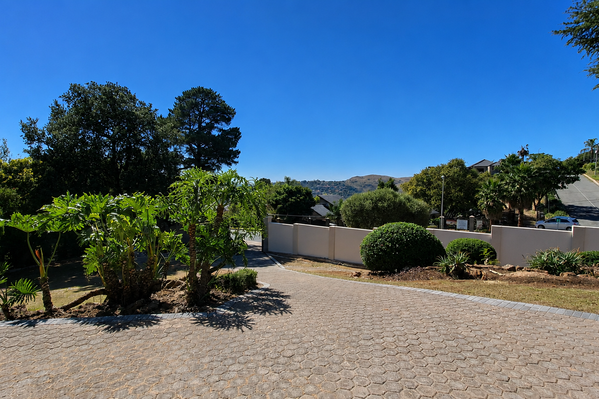 Stunning Newly Renovated 4 Bed 3,5Bath Double Garage Home With Cottage And View In Helderkruin - Photo 3