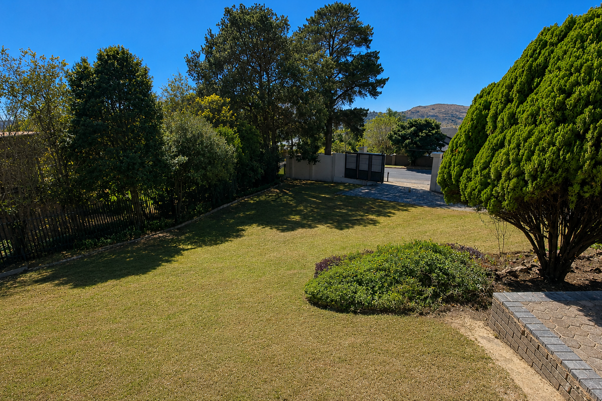 Stunning Newly Renovated 4 Bed 3,5Bath Double Garage Home With Cottage And View In Helderkruin - Photo 2