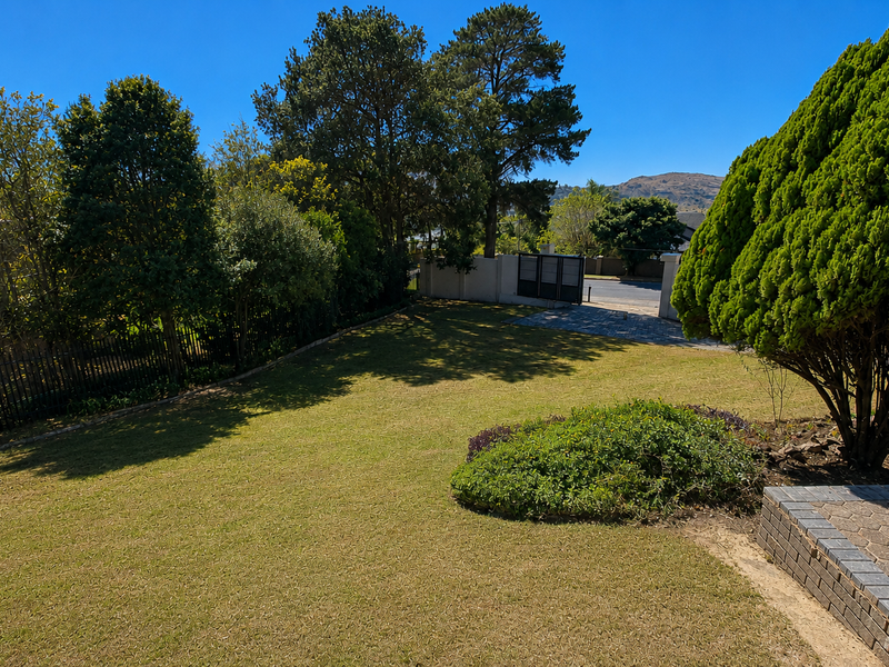 Stunning Newly Renovated 4 Bed 3,5Bath Double Garage Home With Cottage And View In Helderkruin - Photo 2