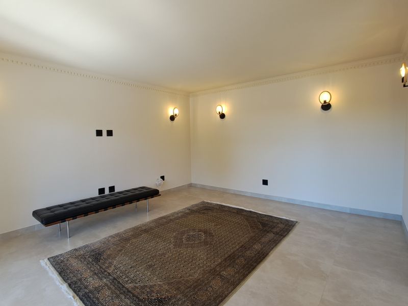 Stunning Newly Renovated 4 Bed 3,5Bath Double Garage Home With Cottage And View In Helderkruin - Photo 10