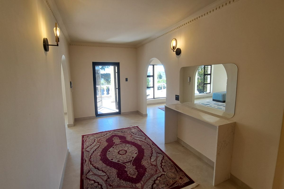 Stunning Newly Renovated 4 Bed 3,5Bath Double Garage Home With Cottage And View In Helderkruin - Photo 4