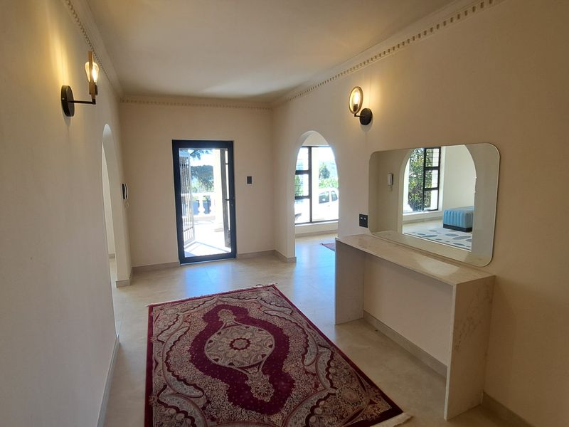 Stunning Newly Renovated 4 Bed 3,5Bath Double Garage Home With Cottage And View In Helderkruin - Photo 4