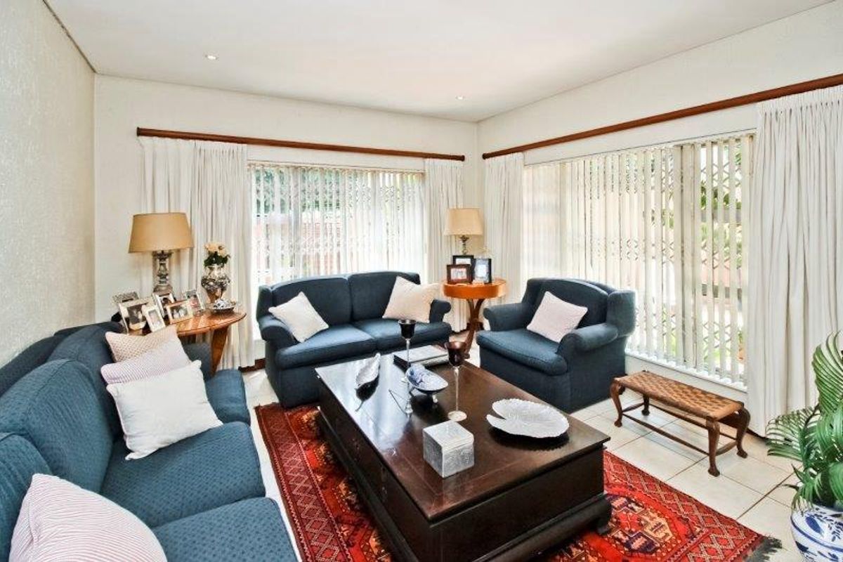 Sophisticated Living with Panoramic Views - Photo 4