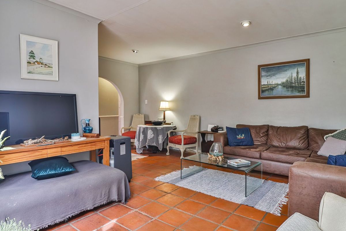 This charming little gem is the perfect and smartest investment to make today! - Photo 5