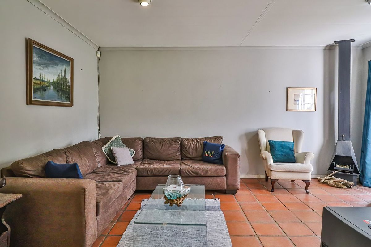 This charming little gem is the perfect and smartest investment to make today! - Photo 2