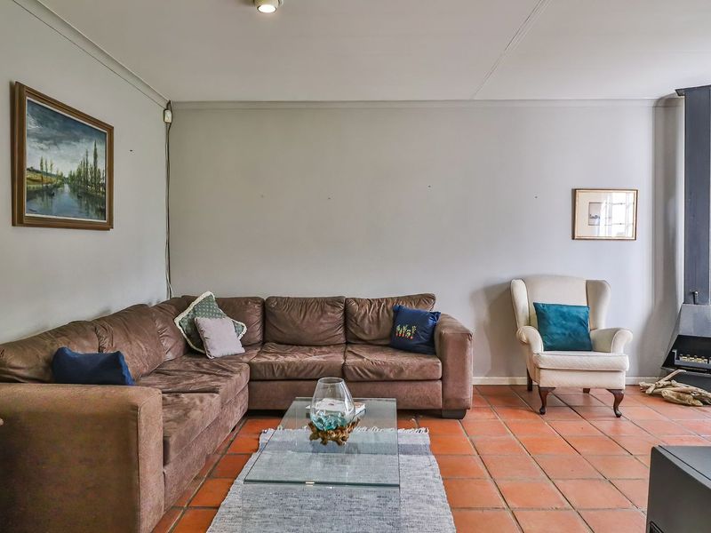 This charming little gem is the perfect and smartest investment to make today! - Photo 2