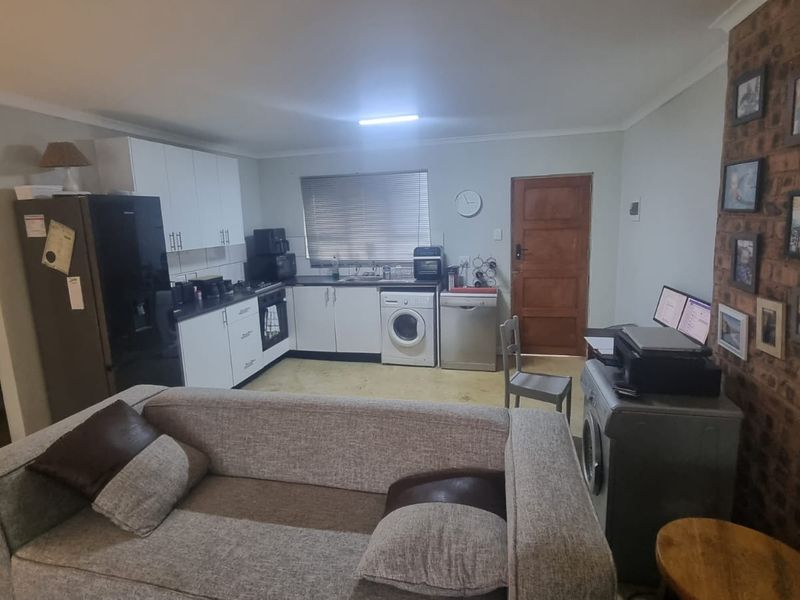 Large Property and Plenty of Accommodation in Hilton - Photo 9