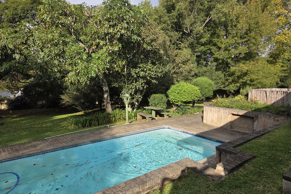 Large Property and Plenty of Accommodation in Hilton - Photo 4