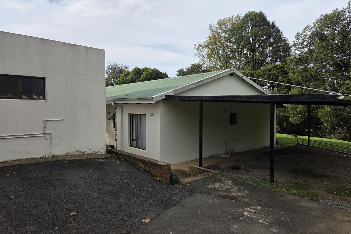 Large Property and Plenty of Accommodation in Hilton - Photo 3