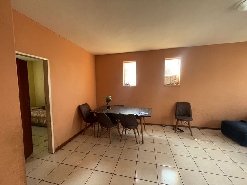 2 Bedroom Apartment in Vereeniging Central - Photo 5