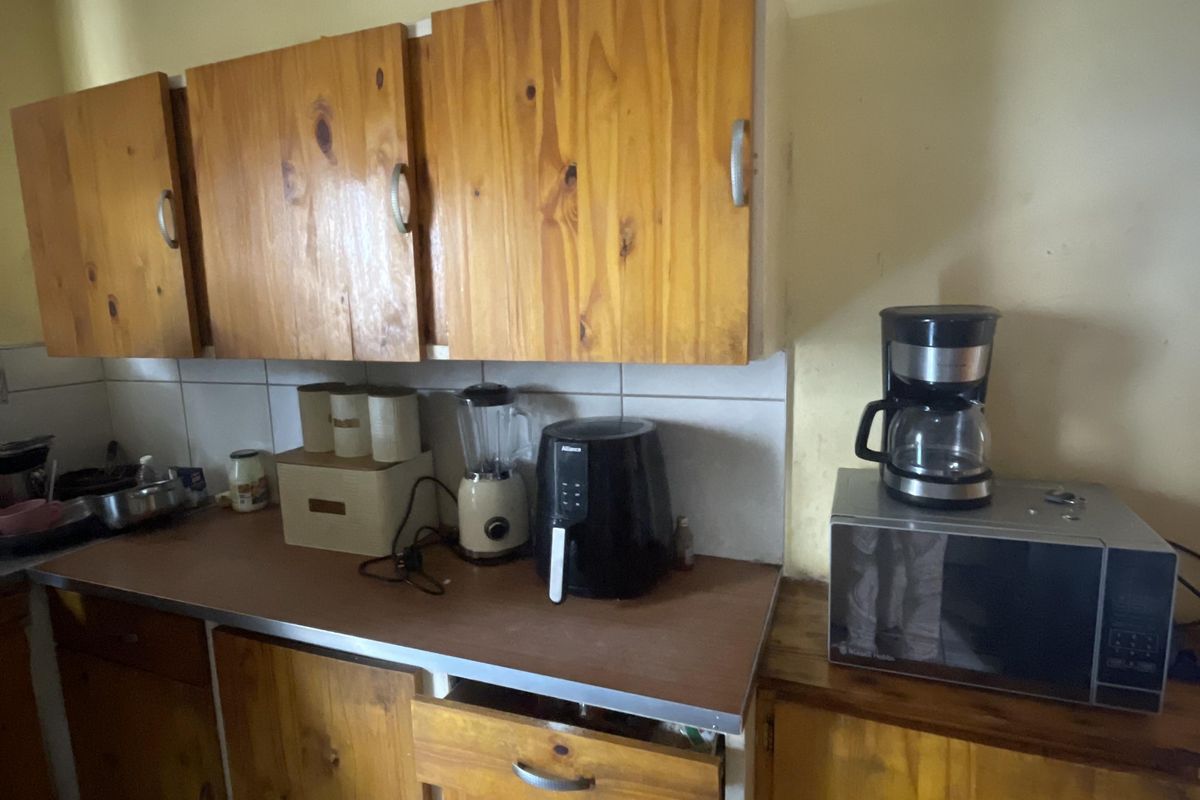 2 Bedroom Apartment in Vereeniging Central - Photo 4