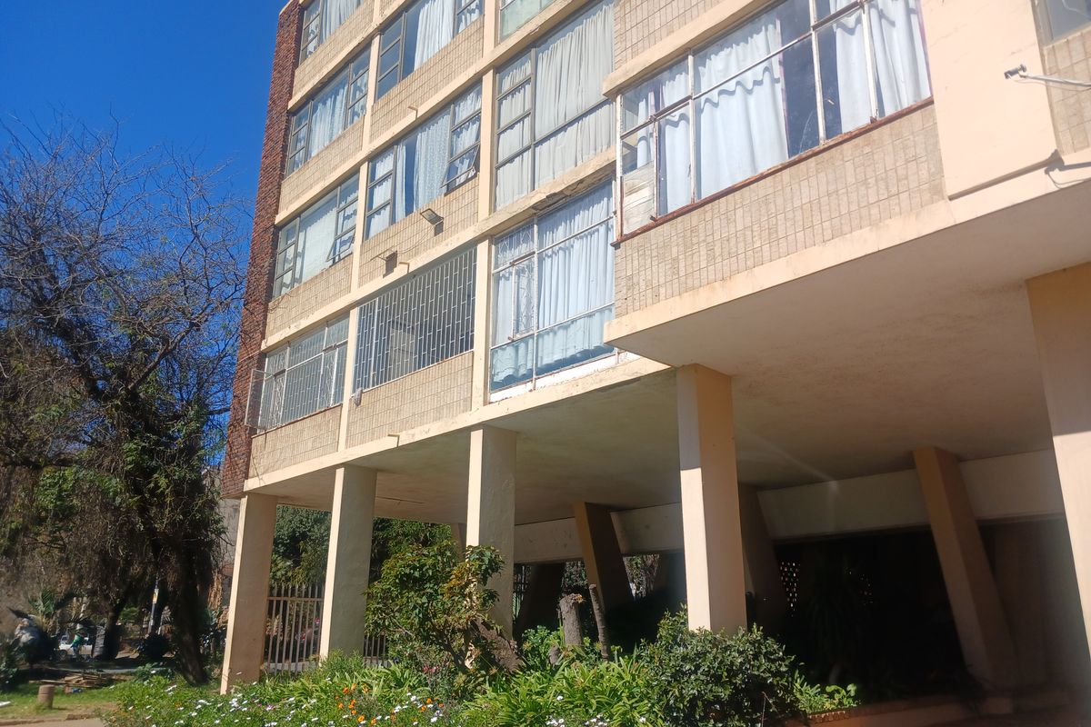 Move in ready apartment for sale in Dorchester Square - Photo 2