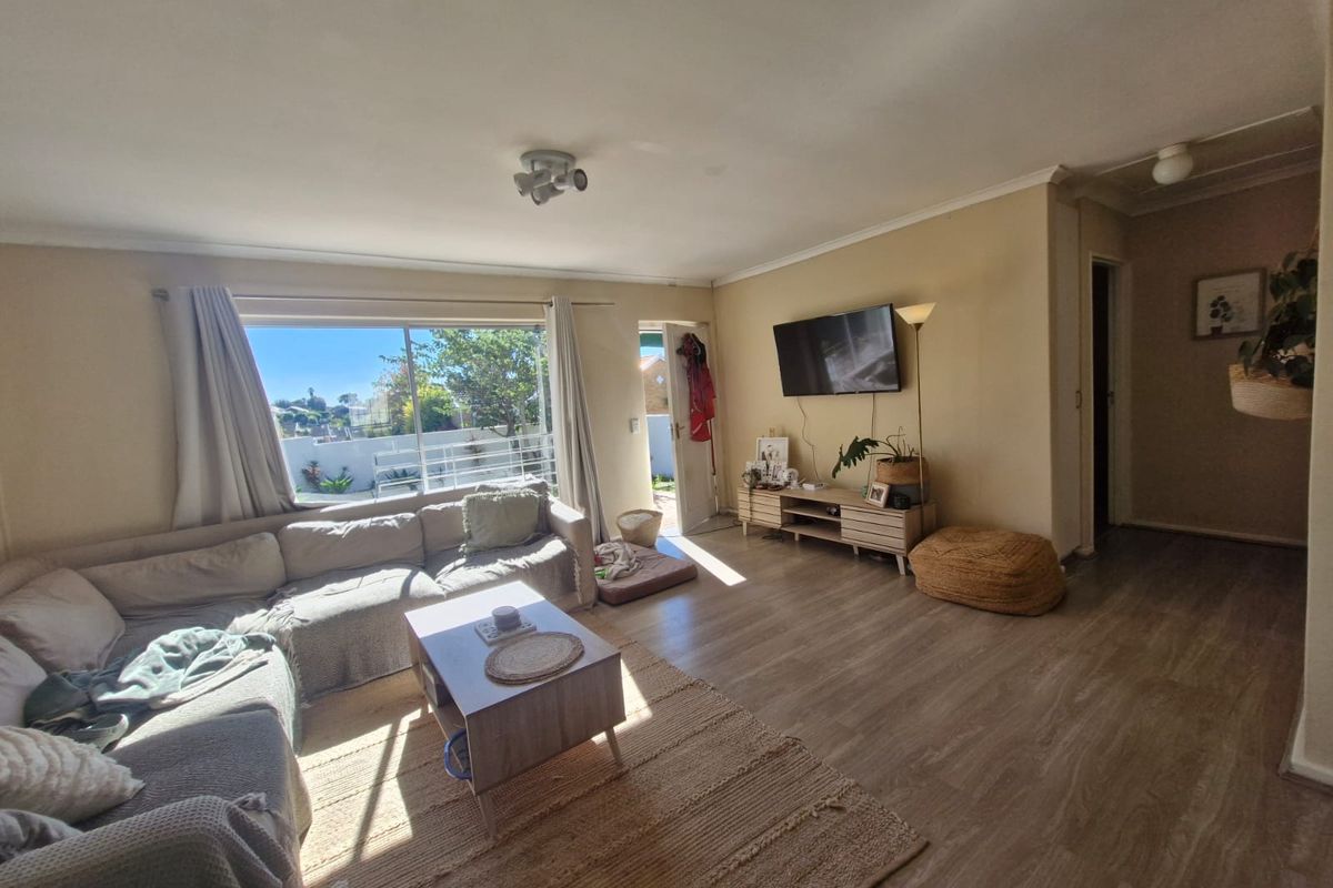 Spacious 3-Bedroom Family Home With a Garage! - Photo 5
