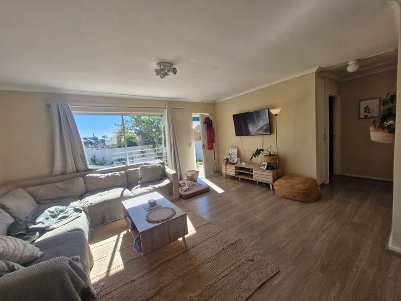 Spacious 3-Bedroom Family Home With a Garage! - Photo 5