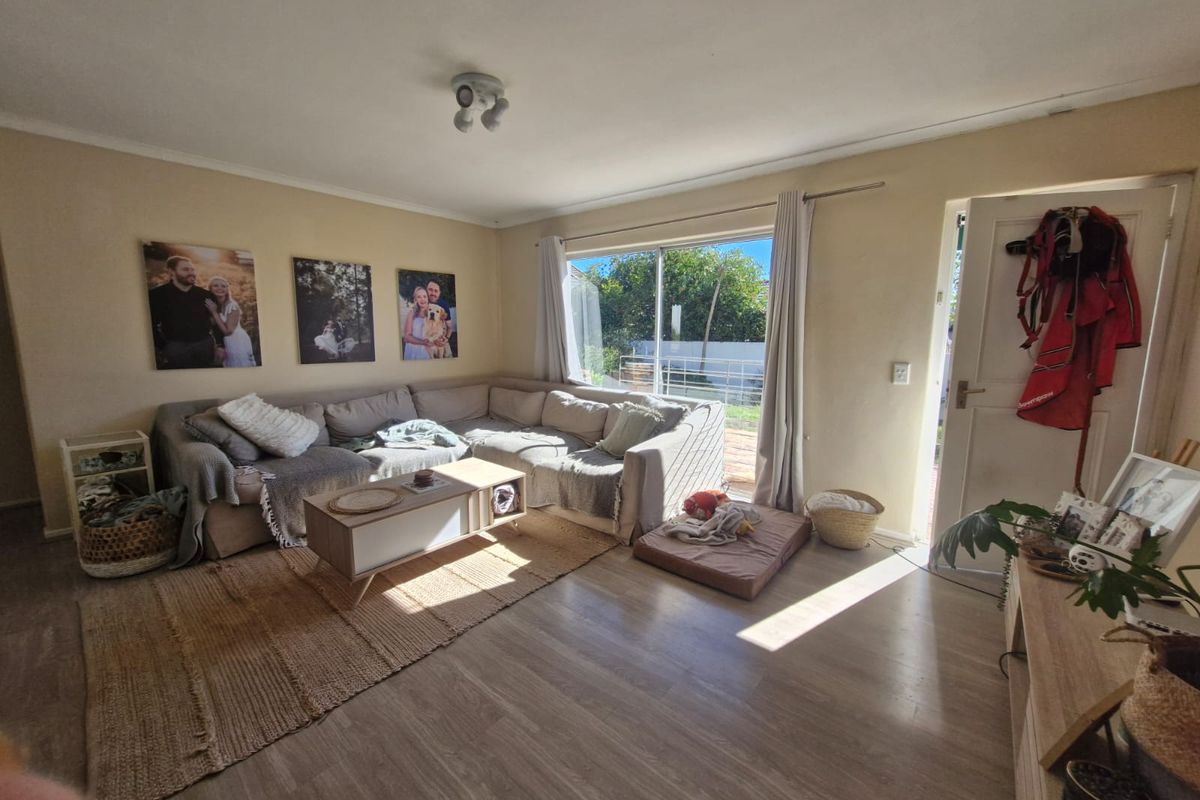 Spacious 3-Bedroom Family Home With a Garage! - Photo 3