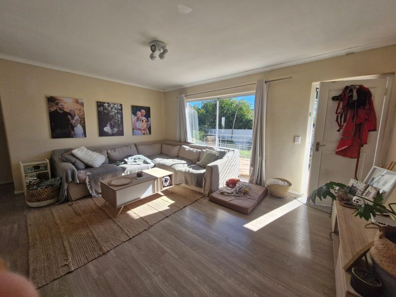 Spacious 3-Bedroom Family Home With a Garage! - Photo 3